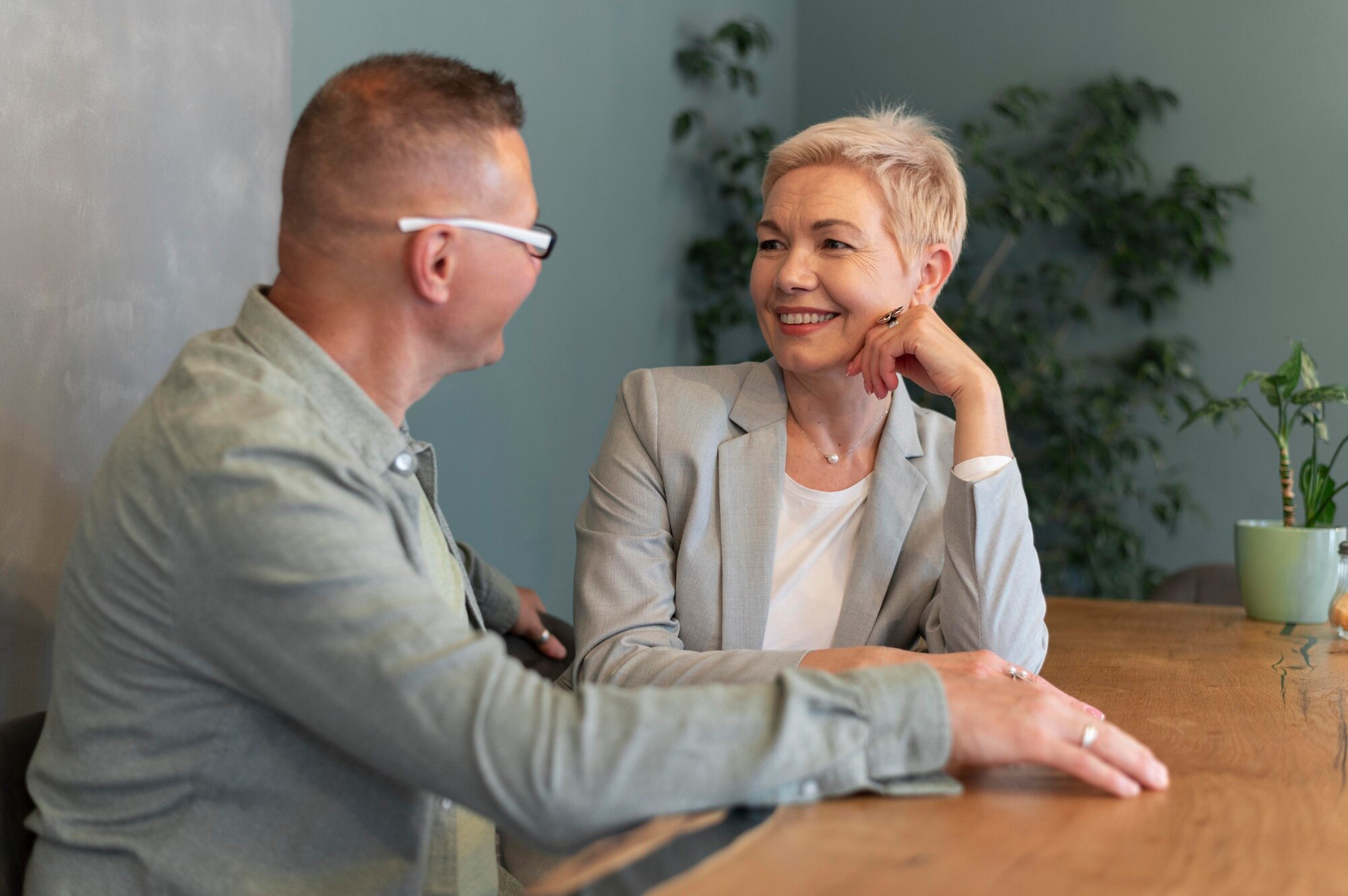 Staršia žena aktívne cvičí v prírode – symbolika zdravého životného štýlu v zrelom veku